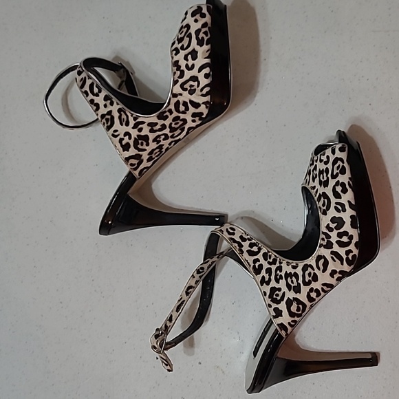 White House Black Market "Tallulah" animal print/fur open toe heels size 8.5 - Picture 2 of 16